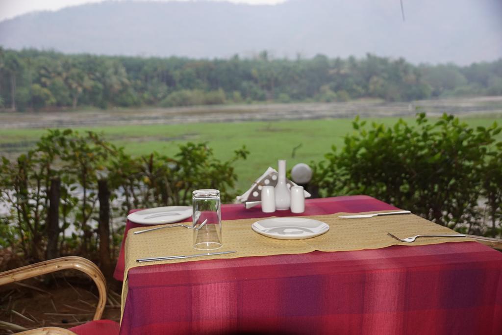 Soma Birds Lagoon Hotell Kotamangalam Exteriör bild