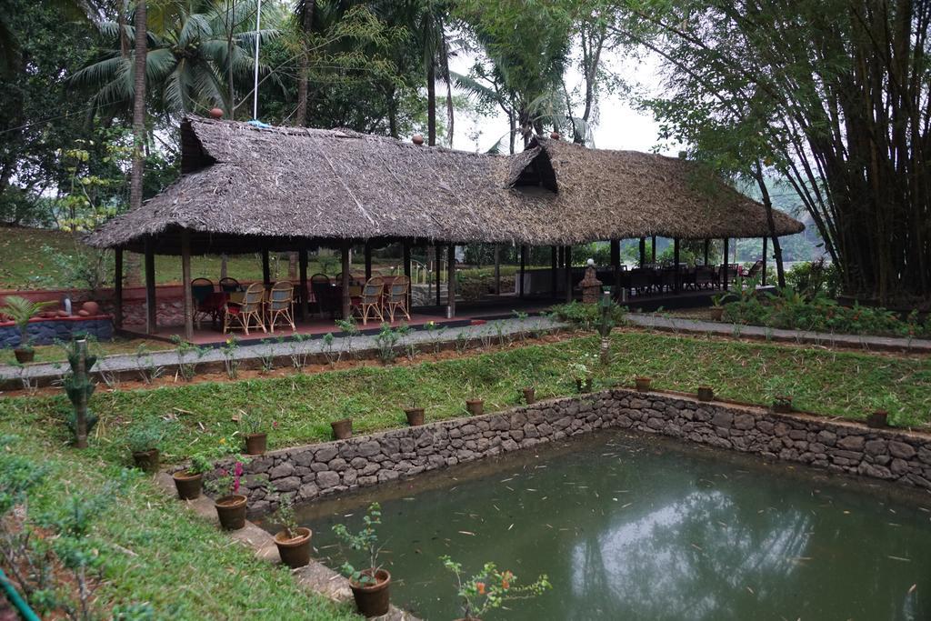 Soma Birds Lagoon Hotell Kotamangalam Exteriör bild