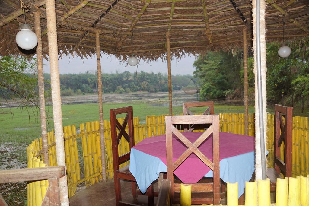 Soma Birds Lagoon Hotell Kotamangalam Exteriör bild